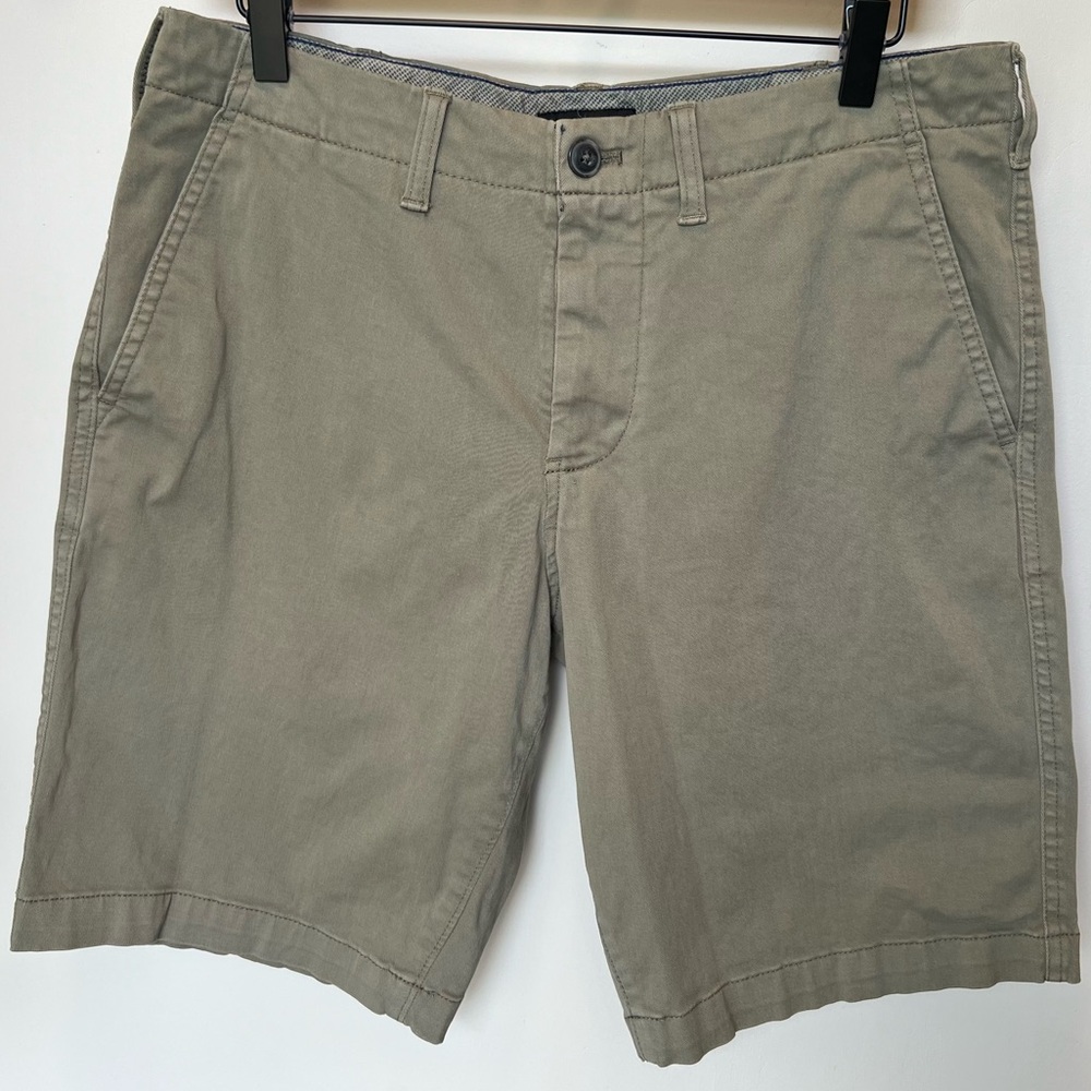 Express Men's Classic At The Knee 10" Inseam Greem Khaki Shorts - size 33